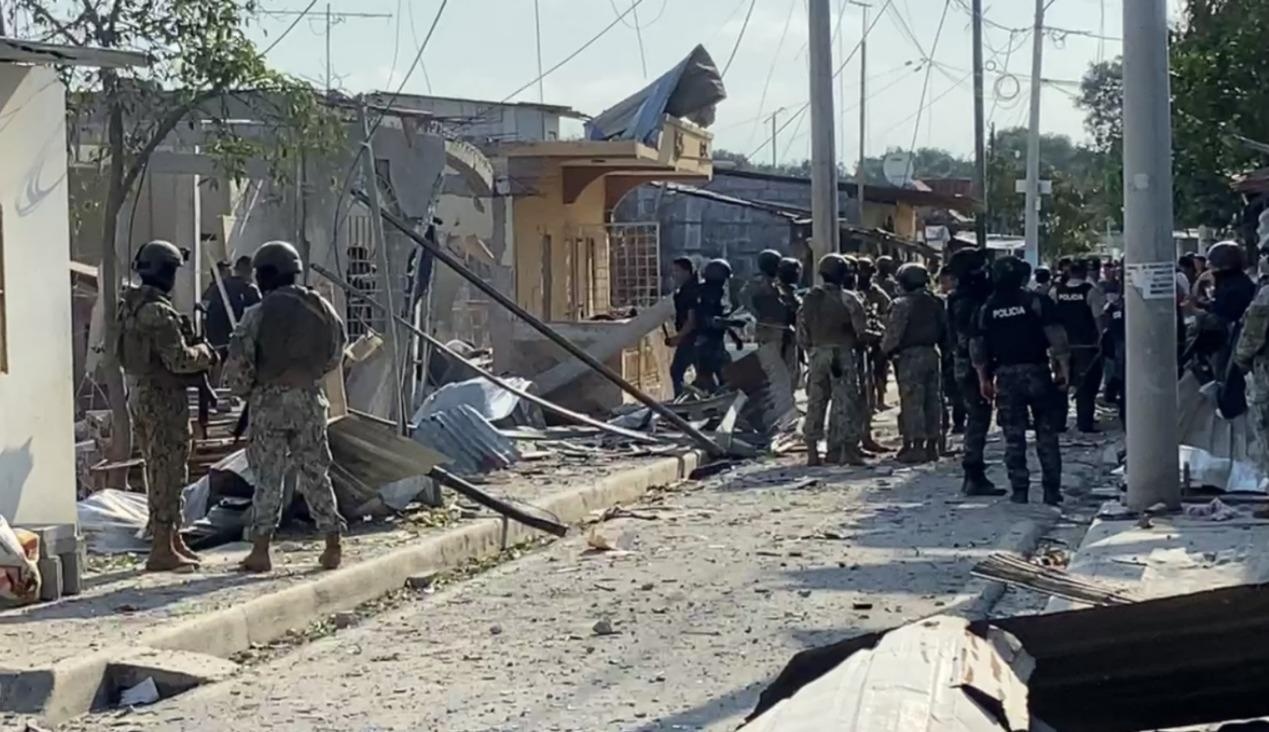 Imagen de viviendas destruidas tras atentado terrorista en Puerto Bolívar, Machala. (Tomado de Conexión Informativa)