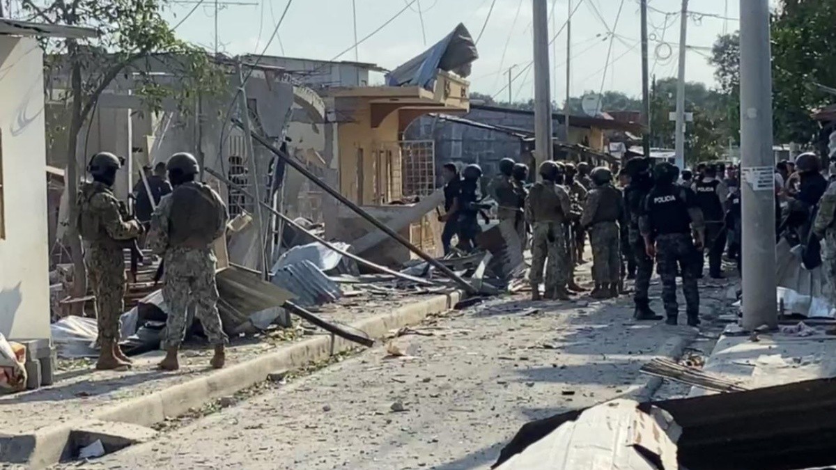 Imagen de viviendas destruidas tras atentado terrorista en Puerto Bolívar, Machala. (Tomado de Conexión Informativa)