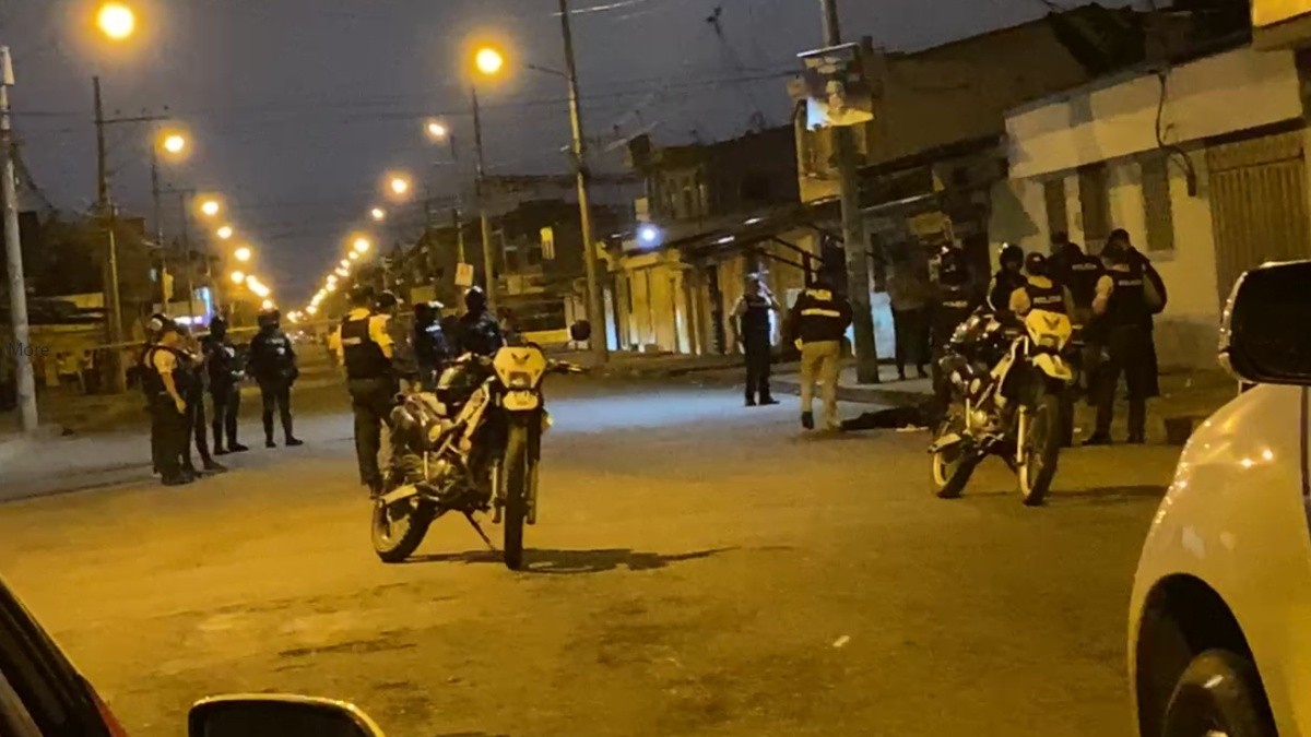 Imagen de policías en una escena del crimen del barrio 18 de octubre, en la noche (Cortesía)