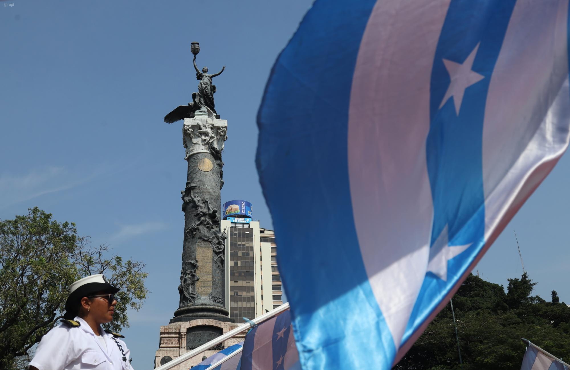 Imagen de la Columna de los Próceres del 9 de octubre de 1820. Este monumento se encuentra en el Parque Centenario, en el centro de Guayaquil. (César Muñoz / API)
