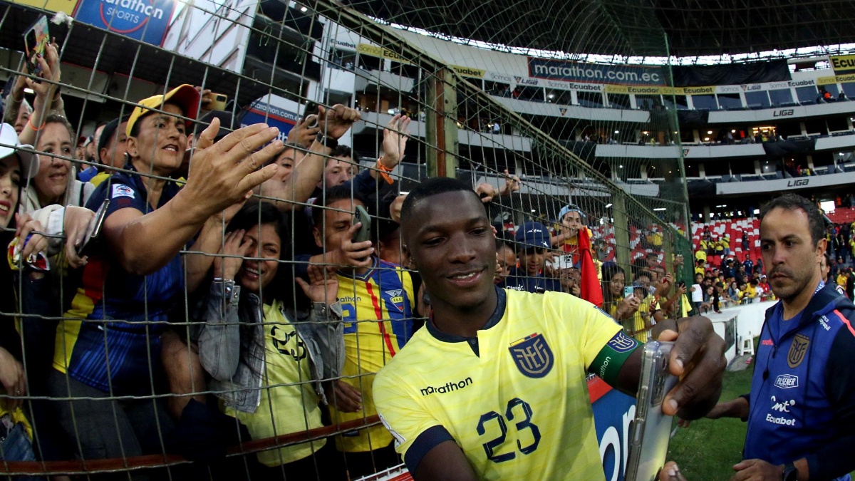 La Federación Ecuatoriana de Fútbol tomó una decisión contra los gritos homofóbicos de los hinchas. (API)