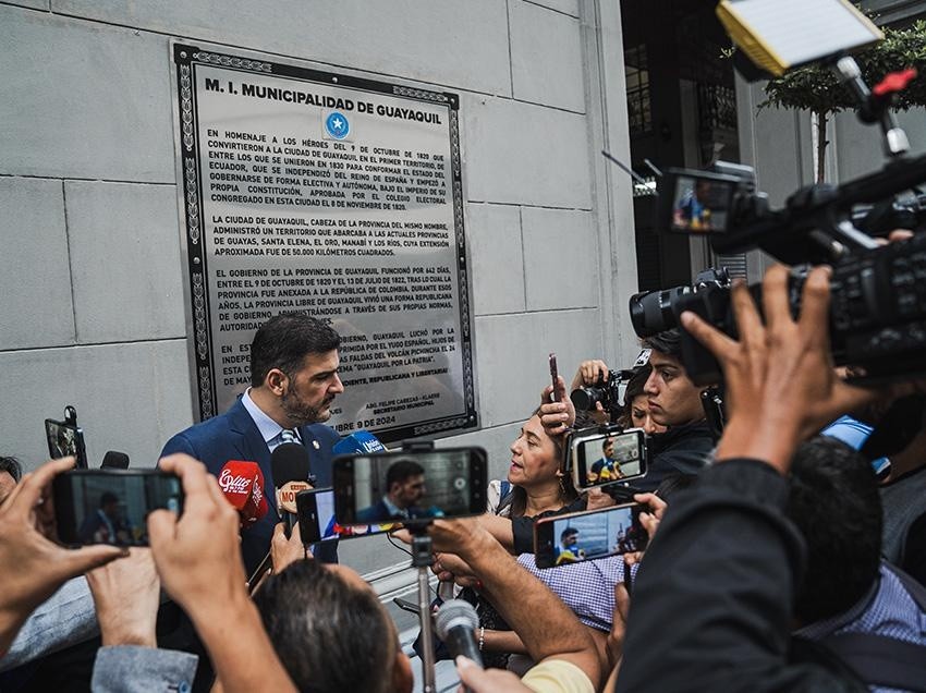 Imagen de Aquiles Álvarez develando la placa que conmemora la Provincia Libre de Guayaquil, en la calle República de Guayaquil. (Municipio de Guayaquil)