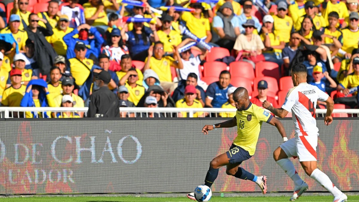 La FEF recibió una sanción por cantos homofóbicos durante el partido Ecuador-Perú por eliminatorias al Mundial 2026. (AFP)