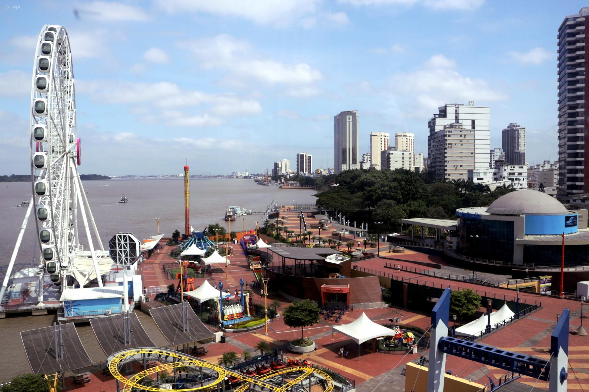 Imagen del Malecón de Guayaquil, uno de los lugares más visitados de la ciudad durante sus fiestas. (César Muñoz / API)