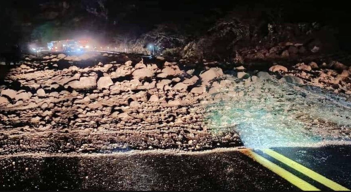 La Panamericana Norte se encuentra cerrada por un deslizamiento de tierra. (Tomada de Radio Súper Estación Latina)