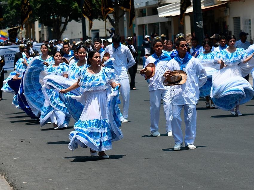 Jóvenes participando de un pregón cívico por los 204 años de Independencia de Guayaquil. (Municipio de Guayaquil)