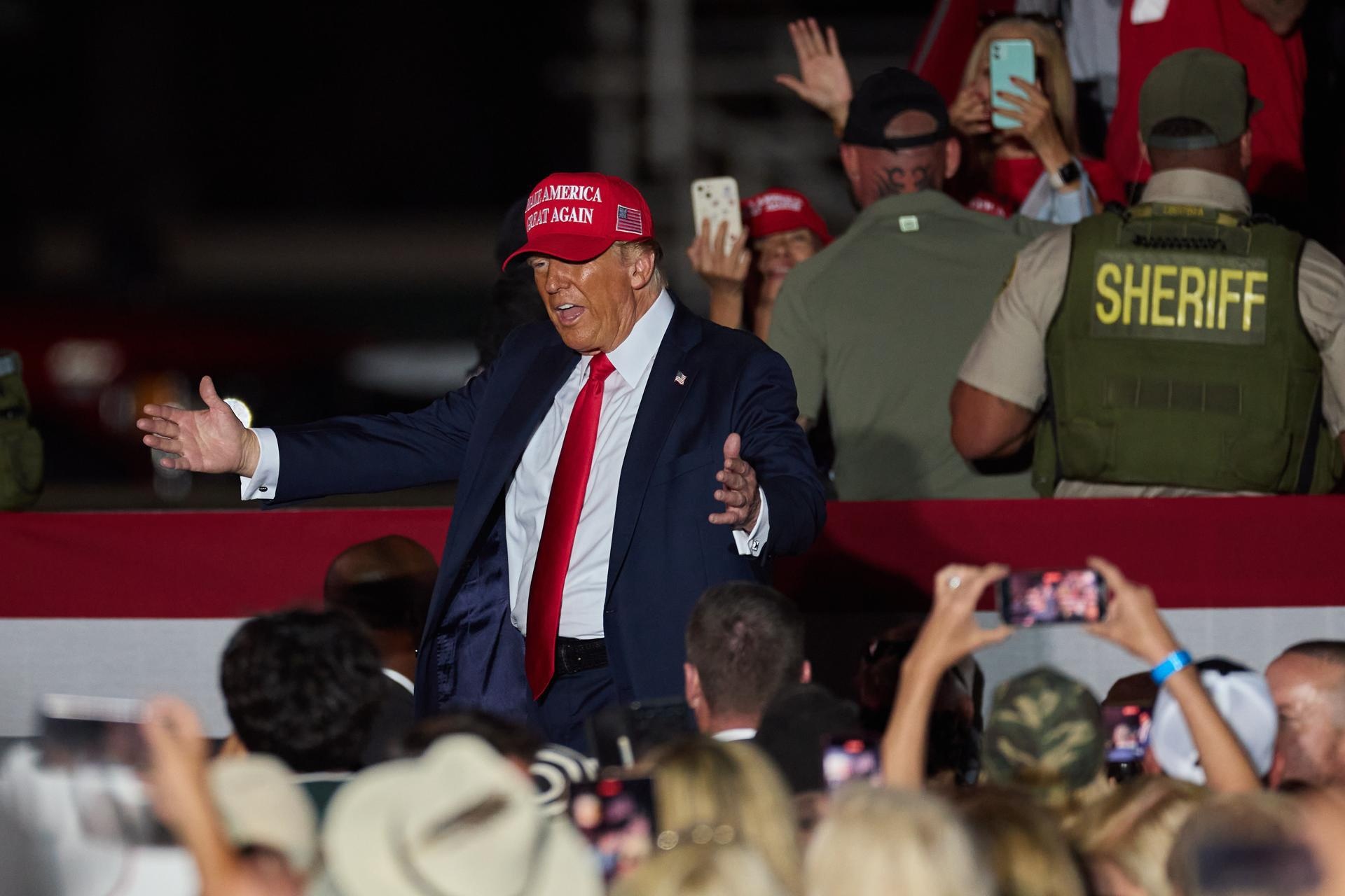 El expresidente estadounidense y candidato republicano, Donald Trump, habla durante un mitin electoral en Coachella, California, el 12 de octubre de 2024. (Foto: EFE)