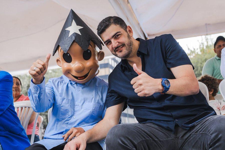 Juan Pueblo junto al alcalde, Aquiles Álvarez. (Municipio de Guayaquil)