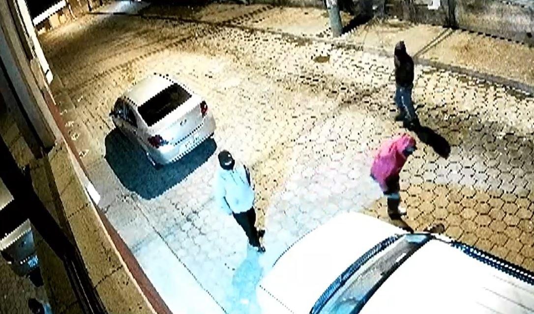 Tres de los hombres que intentaron robar el auto. (Captura)