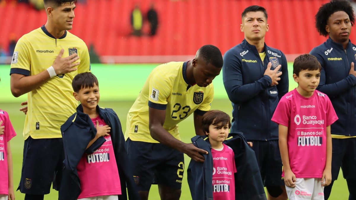 Piero Hincapié (i) es el capitán de la selección de Ecuador ante Uruguay por las Eliminatorias. (API)