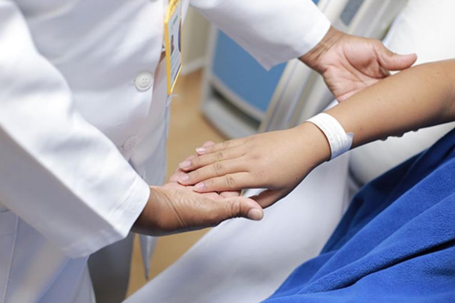 Paciente atendida por una enfermera. (Foto: IESS)