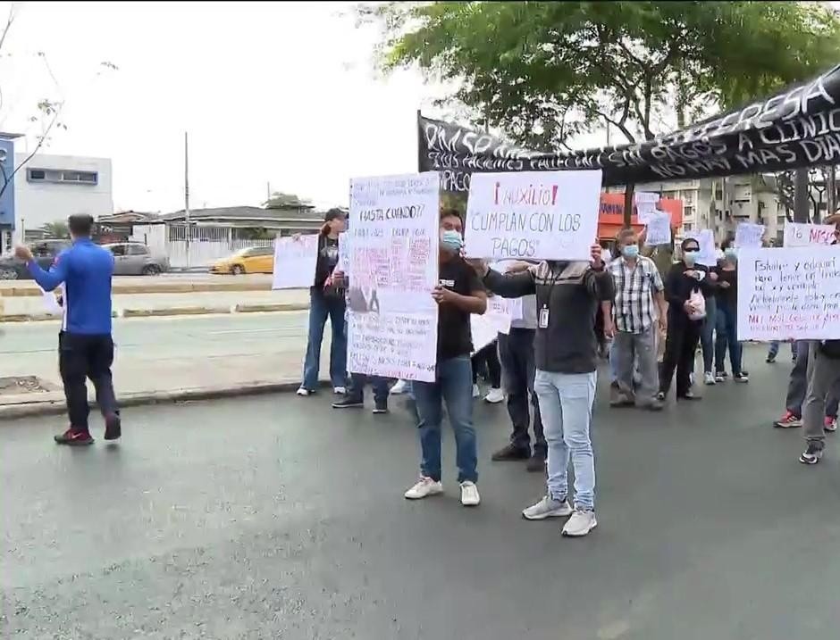 Familiares y pacientes de diálisis protestan por la falt ad epagos del IESS y del Ministerio de Salud a las clínicas dializadoras. (Televistazo)