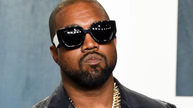 Kanye West es un reconocido rapero, productor musical y diseñador de moda estadounidense. Es conocido por su innovadora música, sus polémicas declaraciones públicas y su influencia en la cultura popular, especialmente en el mundo del hip-hop. (RRSS)