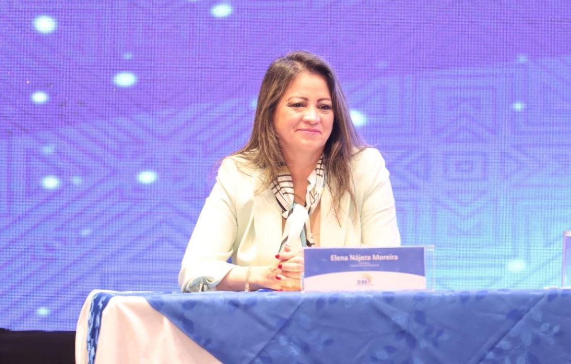 Elena Nájera durante la entrega de credenciales a funcionarios electos en 2023. (Cuenta X Elena Nájera.)