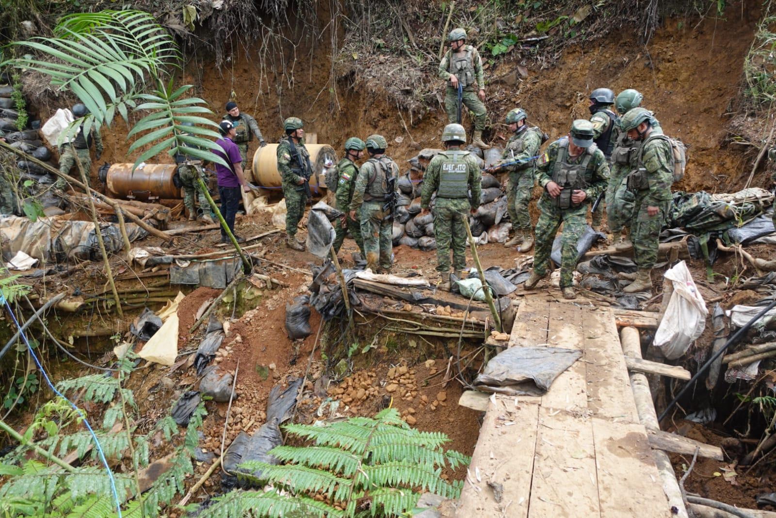 El Ejército Ecuatoriano en coordinación con entidades del Estado inhabilitaron en el sector El Pablo, parroquia El Chical, cantón Tulcán, en Carchi (FF.AA)