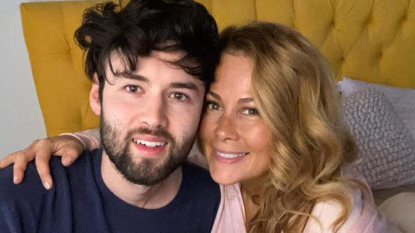 Vicente García, hijo mayor de Cathy García, junto a su madre. (Internet)