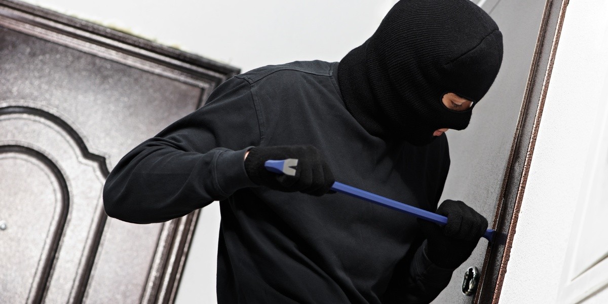 Imagen referencial de un ladrón intentando entrar a una casa. (Canva)