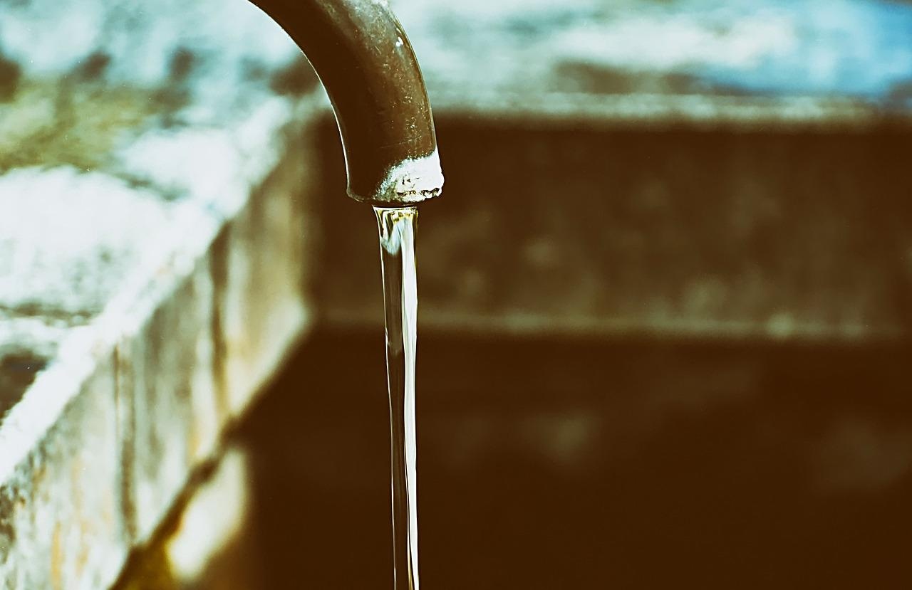 Imagen referencial para graficar un grifo de agua, en medio de los cortes del servicio. (Pixabay)