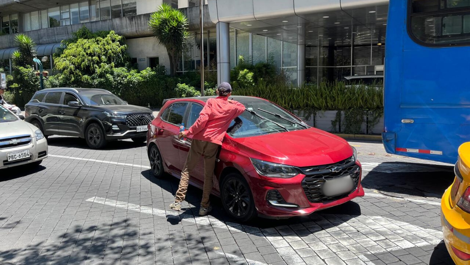 Un limpiaparabrisas en la intersección de las avenidas Amazonas y Patria, centro-norte de Quito. (Diego Bravo C. / Ecuavisa)