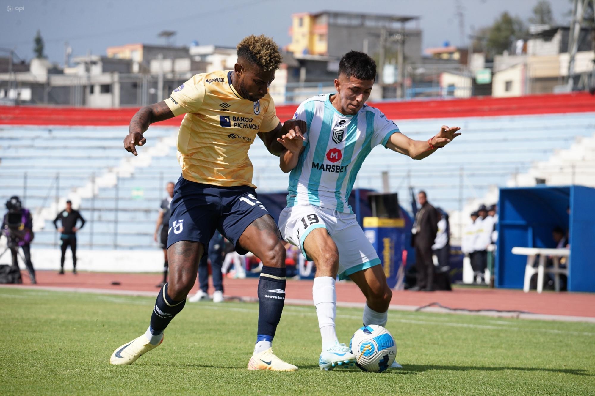 El volante de Cumbayá, Melvin Díaz, disputa el balón con Gustavo Vallecilla, defensa de Universidad Católica (API)