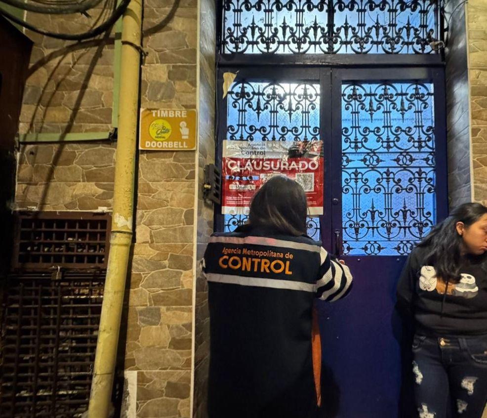 El momento en que los funcionarios de la AMT clausuran el local en El Dorado. (Cortesía de AMC)