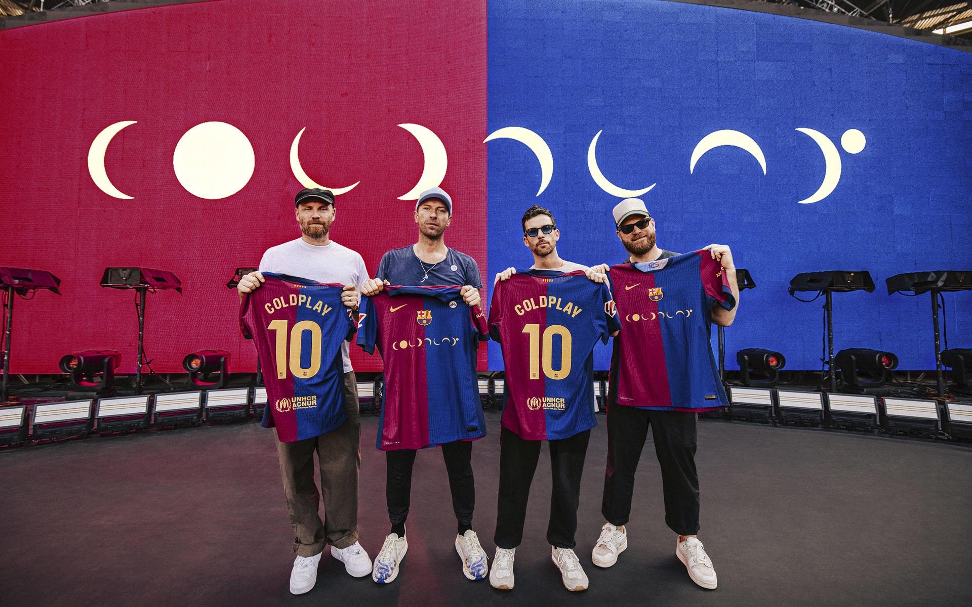 Los miembros de la banda Coldplay posan con las camisetas que el equipo masculino del Barcelona lucirá con el logotipo del grupo británico en el partido del próximo 26 de octubre en el Bernabéu ante el Real Madrid (EFE)