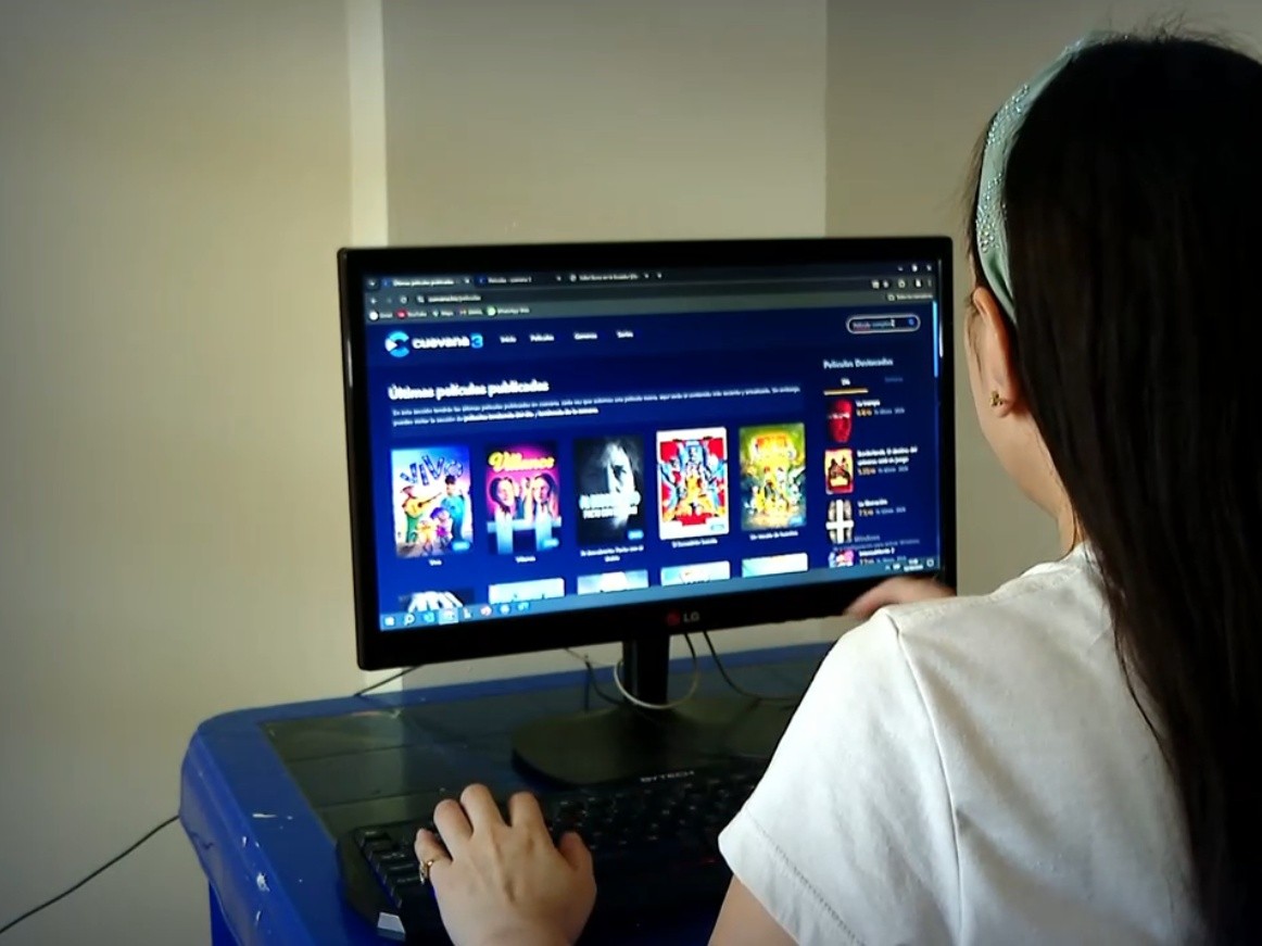 Imagen de una usuaria buscando películas en la página web de Cuevana. (Televistazo)