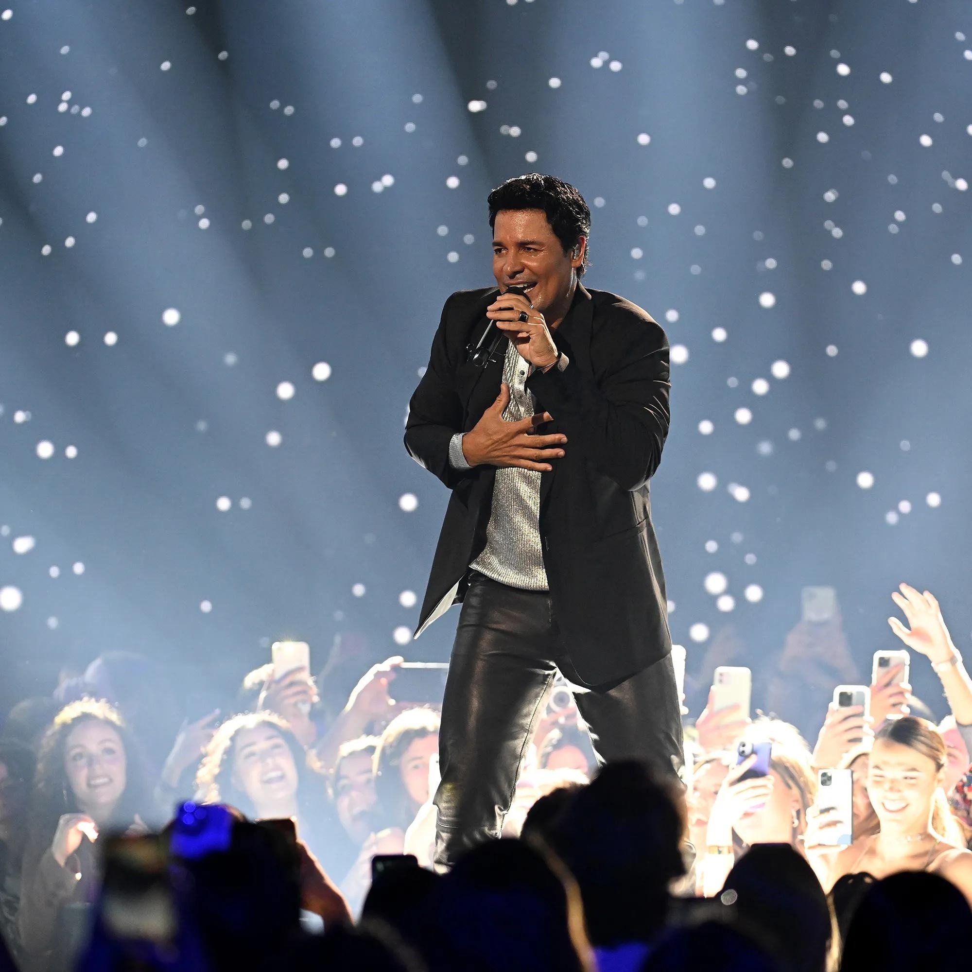 Chayanne, cuyo nombre real es Elmer Figueroa Arce, es un reconocido cantante, bailarín y actor puertorriqueño que ha conquistado al público latinoamericano con sus éxitos musicales y su carisma en el escenario durante décadas (VOGUE)