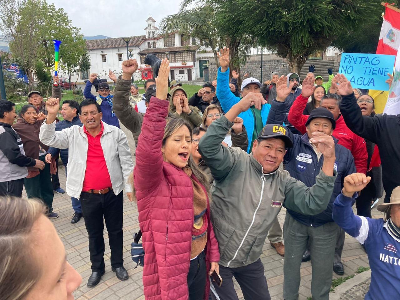Movilización en Píntag por los cortes de agua (Ecuavisa)