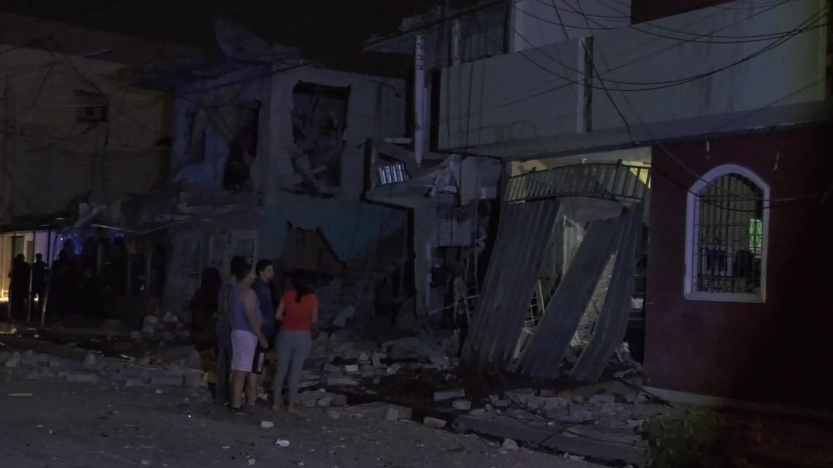 Imagen de una casa destruida por la explosión de artefactos explosivos en barrio Cristo del Consuelo de Machala, la noche del 23 de octubre (Televistazo)