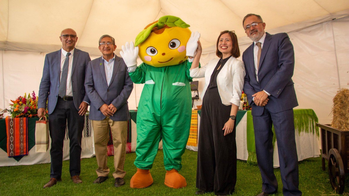 Las autoridades junto a Germo, el guardián de la agro biodiversidad en Ecuador. (Cortesía de Iniap.)