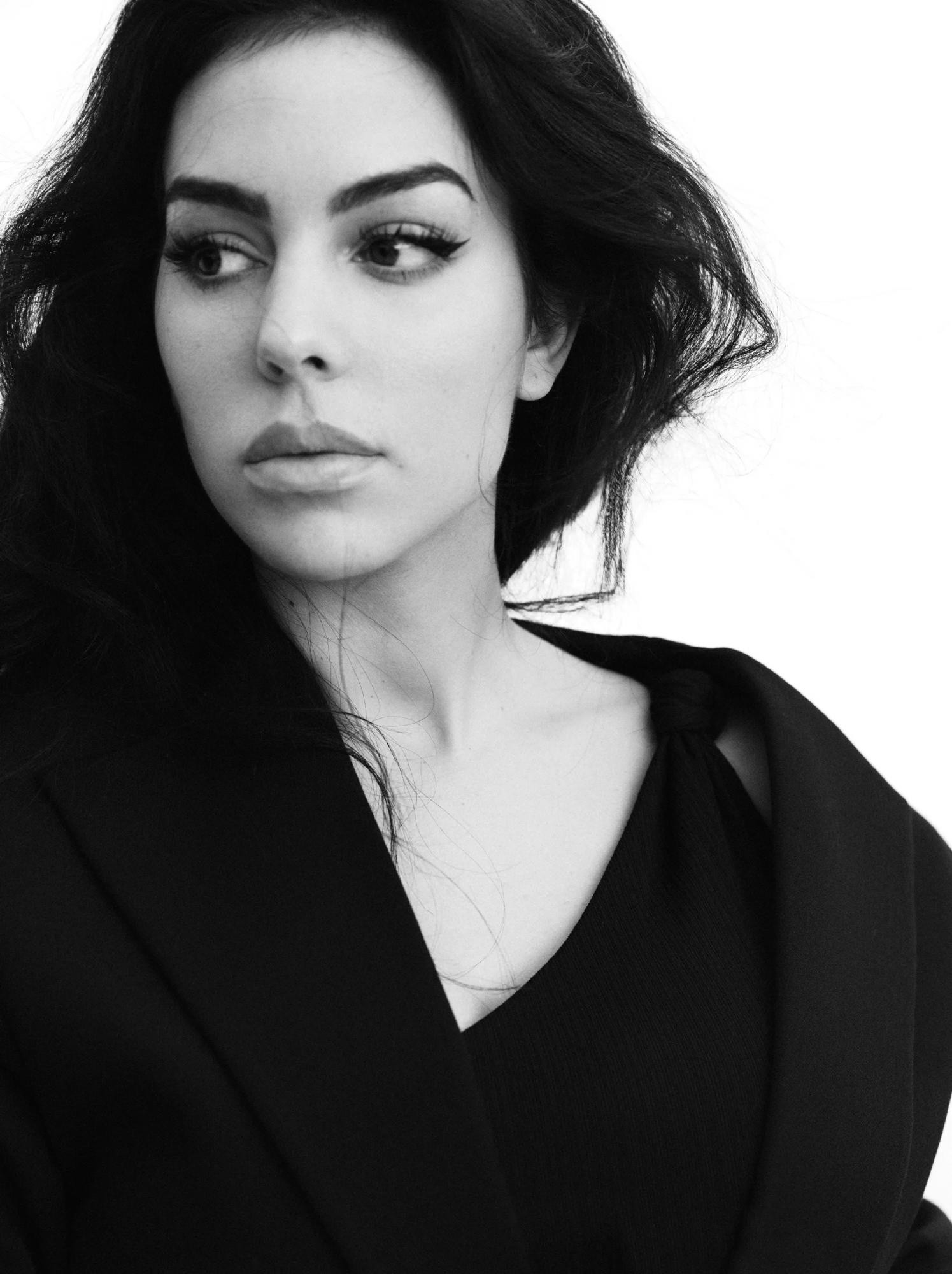 Georgina Rodríguez es una modelo y empresaria argentina, reconocida mundialmente por ser la pareja de Cristiano Ronaldo. Su vida, marcada por un ascenso meteórico desde sus inicios humildes hasta convertirse en una figura pública, ha sido documentada en el exitoso reality show de Netflix Soy Georgina. (RRSS)