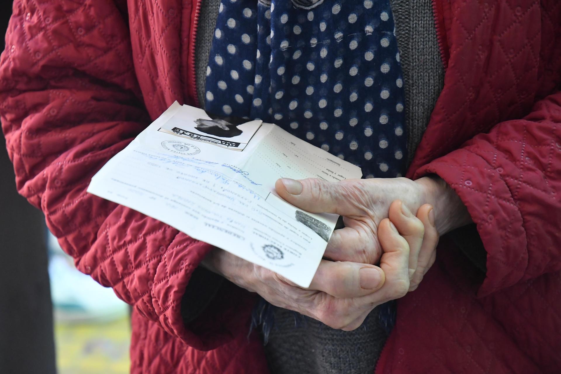 Los centros de votación para las elecciones presidenciales y parlamentarias que Uruguay afronta este domingo y en las que podrán votar unos 2,7 millones de ciudadanos quedaron abiertos a las 8:00 hora local (11:00 GMT). EFE/ Str (STR / EFE)