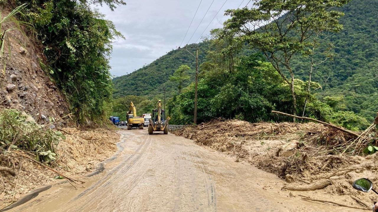 Un carril habilitado en la vía E30 Baños - Puyo, km 72, sector El Kilo. Maquinaria y personal continúa con trabajos en la zona. (Foto: Ministerio de Transporte y Obras Públicas.)