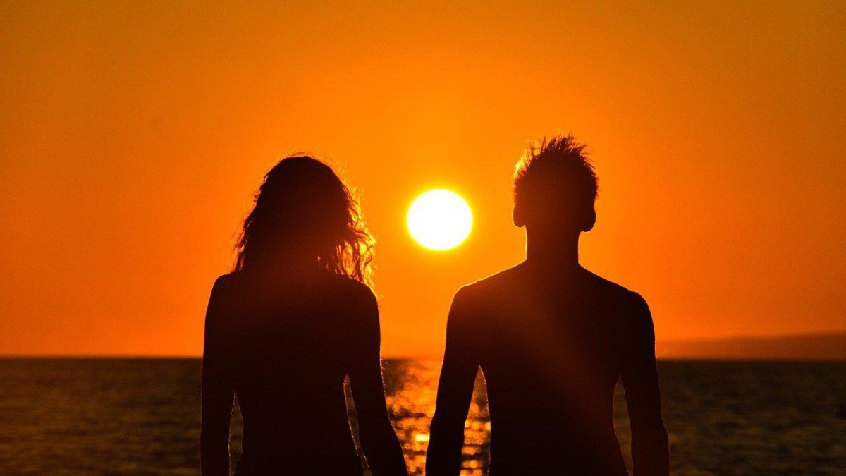 Pareja viendo el atardecer. (Pixabay)