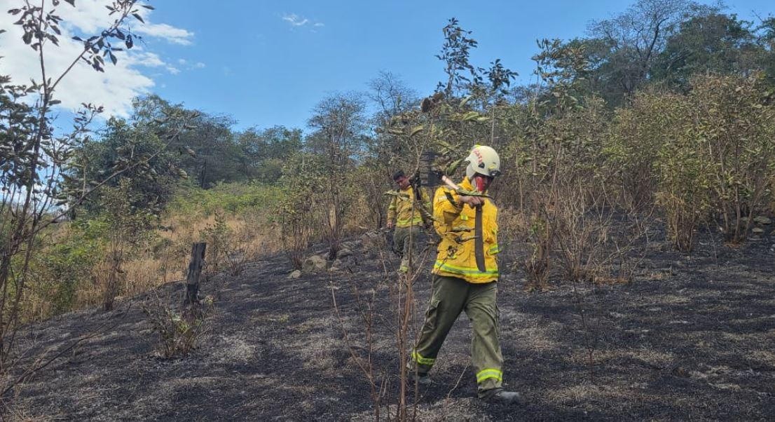 IMAGEN REFERENCIAL de bomberos de Zapotillo durante un incendio forestal en septiembre de 2023. (Bomberos Zapotillo)
