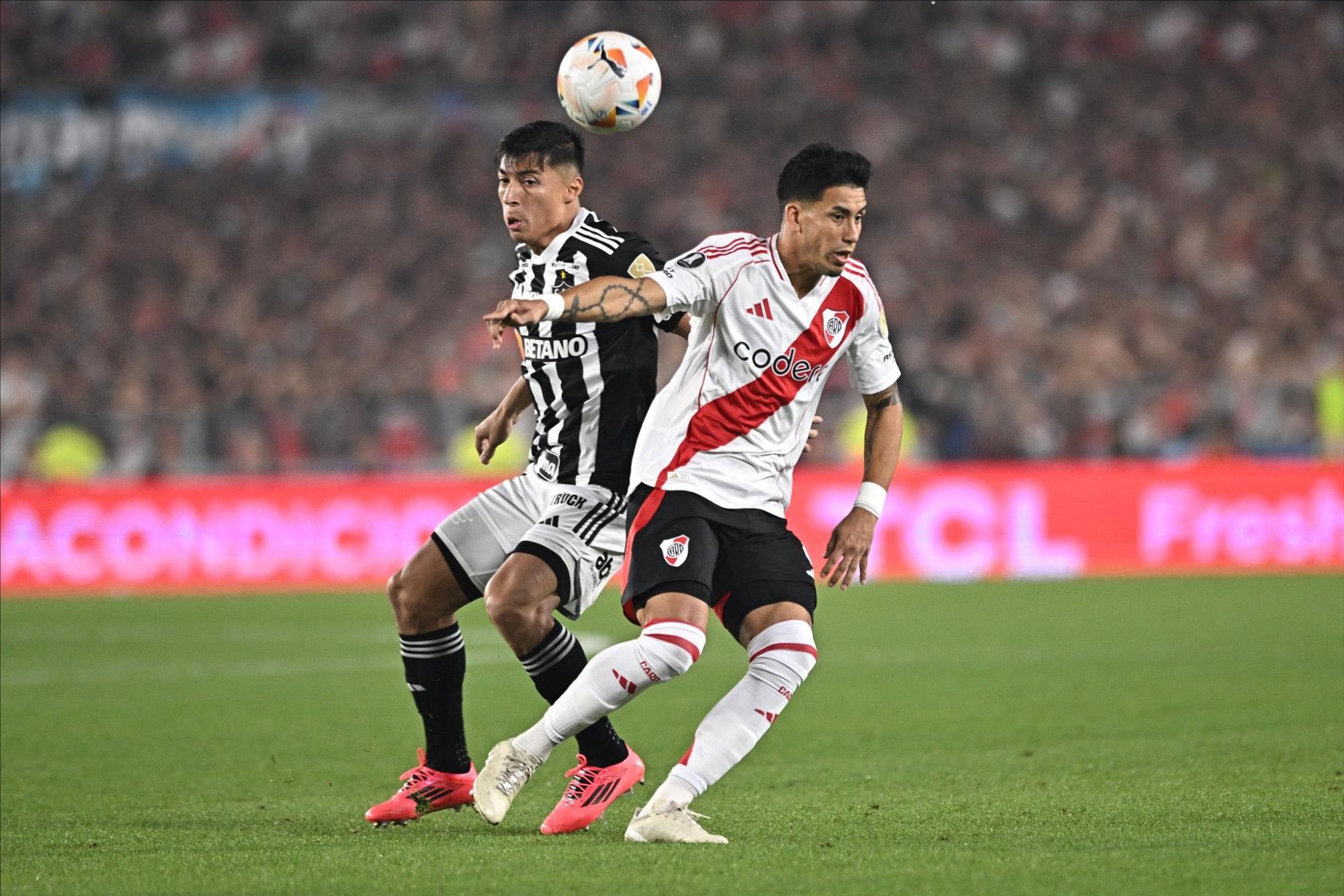 El volante del Atlético Mineiro, Alan Franco, disputa el balón Maximiliano Meza, volante de River Plate por la semifinal de la Copa Libertadores (Foto: Internet)