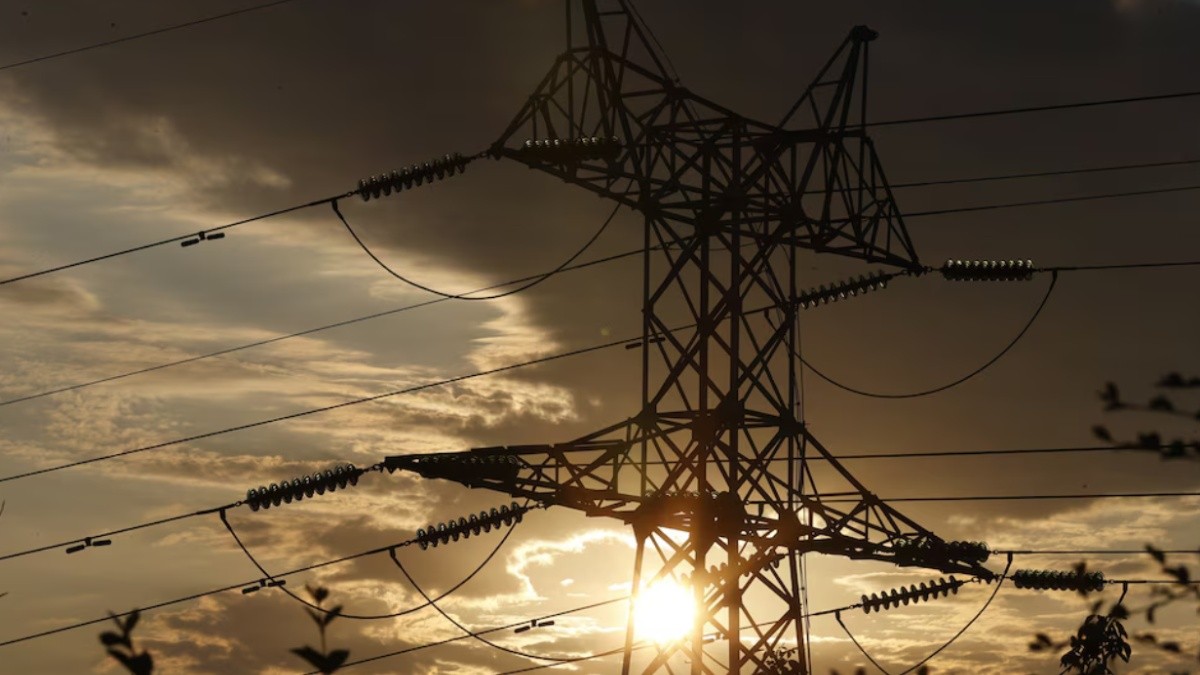 Imagen de archivo de un sistema de transmisión de electricidad. (EFE)