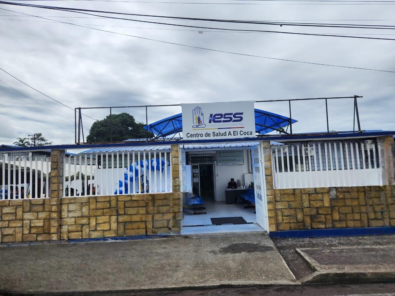 La fachada del centro de salud El Coca en la Amazonía. (IESS)
