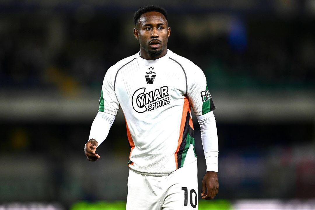 John Yeboah en un partido con el Venezia por la Liga Italiana (Foto: Internet)