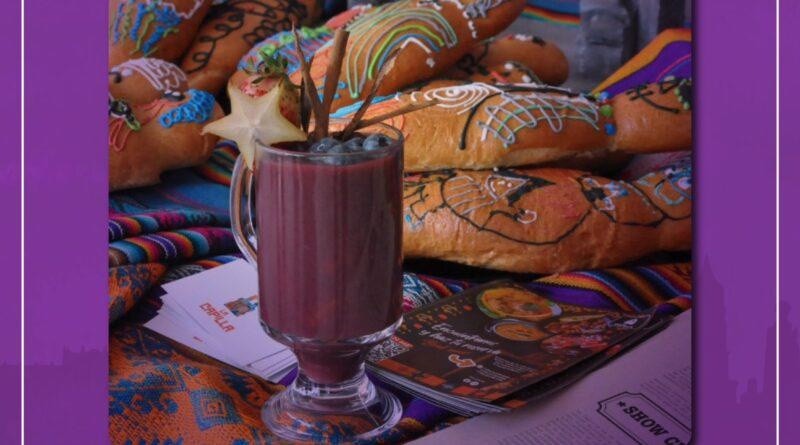 Un vaso de colada morada y guaguas de pan. (Cortesía de Quito Informa)