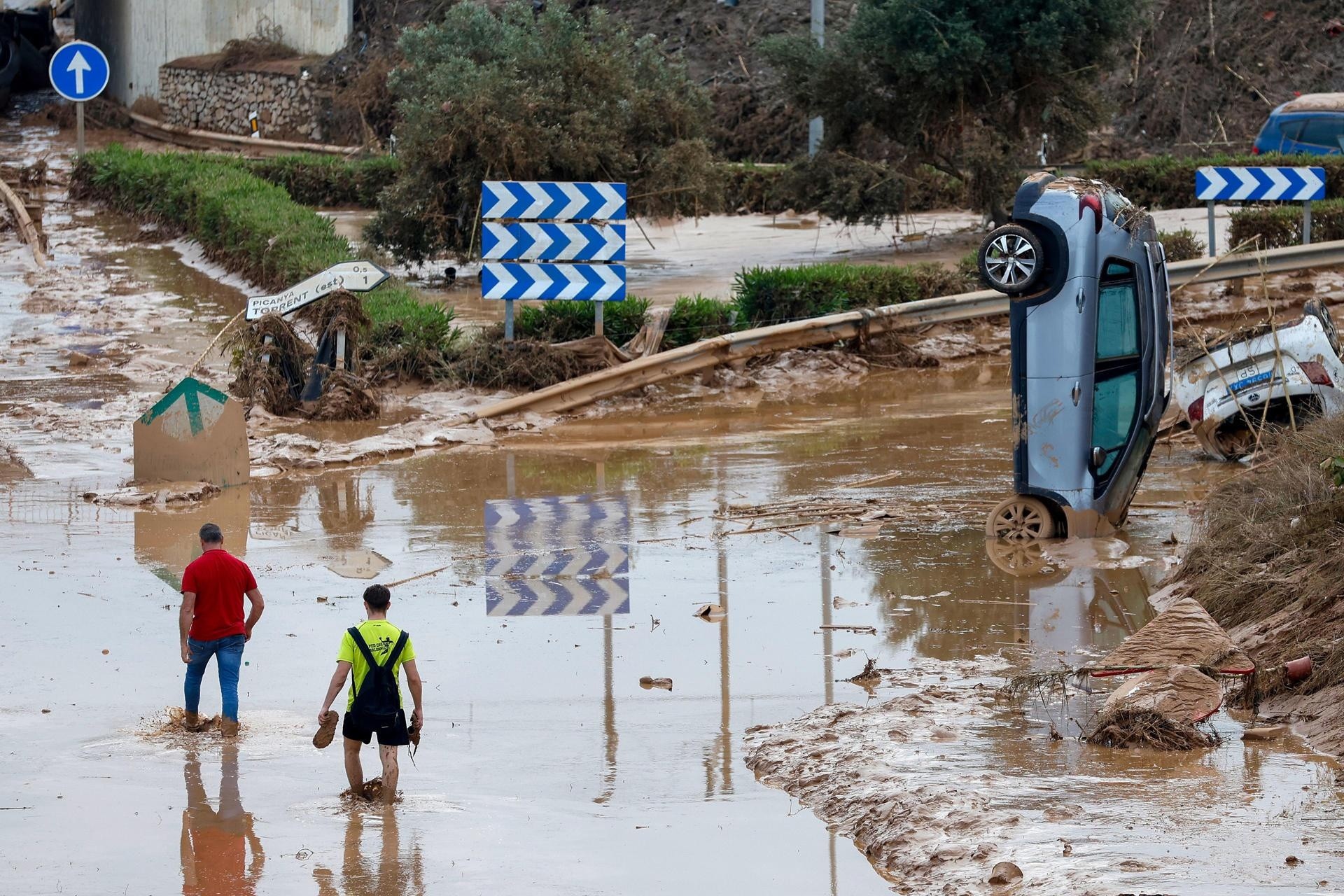 Aspecto de la carretera que une Valencia y Torrente, este jueves. (Miguel Ángel Polo / EFE)