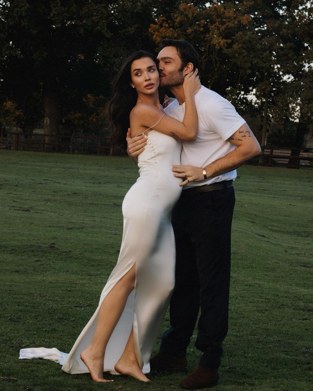 Imágenes compartidas por los futuros padres en redes sociales, Ed Westwick y Amy Jackson. (RRSS)