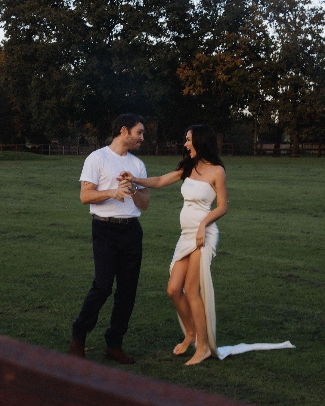 Imágenes compartidas por los futuros padres en redes sociales, Ed Westwick y Amy Jackson. (RRSS)