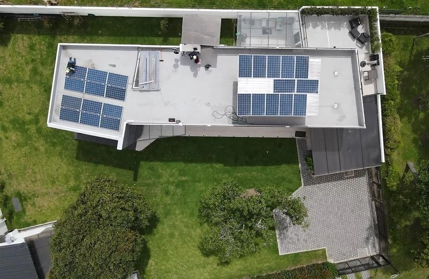 Imagen referencial de la instalación de paneles solares en viviendas. (Sun Conservation)