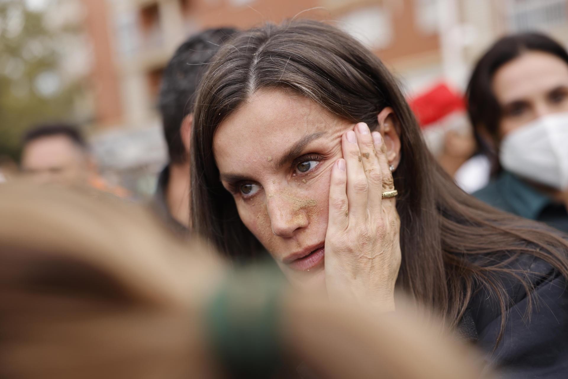 La reina Letizia, durante su visita a Paiporta este domingo. (Foto: EFE)