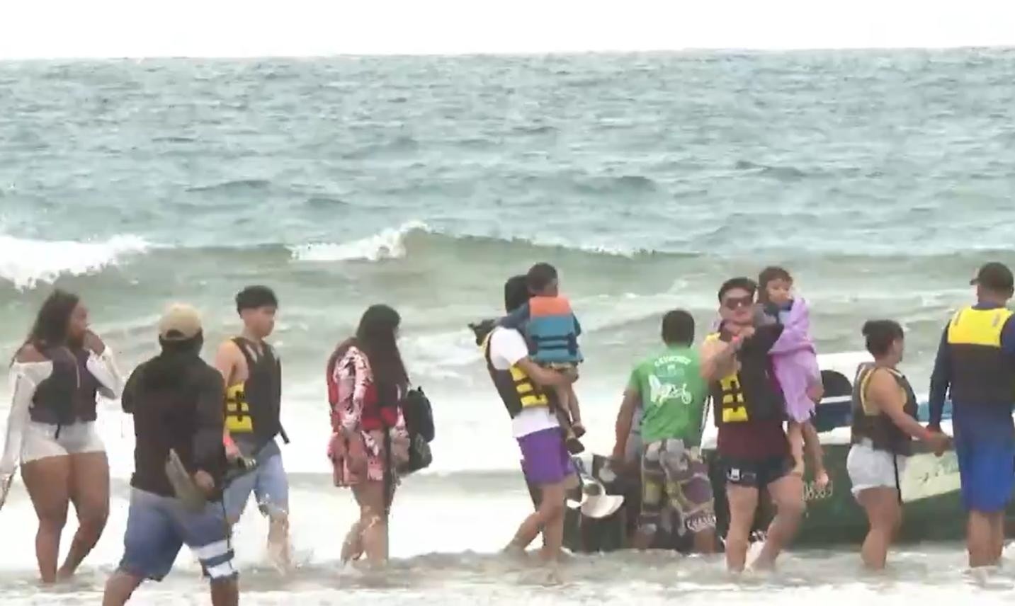 Turistas disfrutando de las playas de Santa Elena. (Foto: Televistazo)