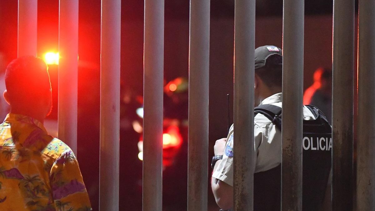 Tres personas fueron encontradas sin vida dentro de un motel en Manta. Una cuarta víctima sobrevivió y fue llevada a un hospital. (API)