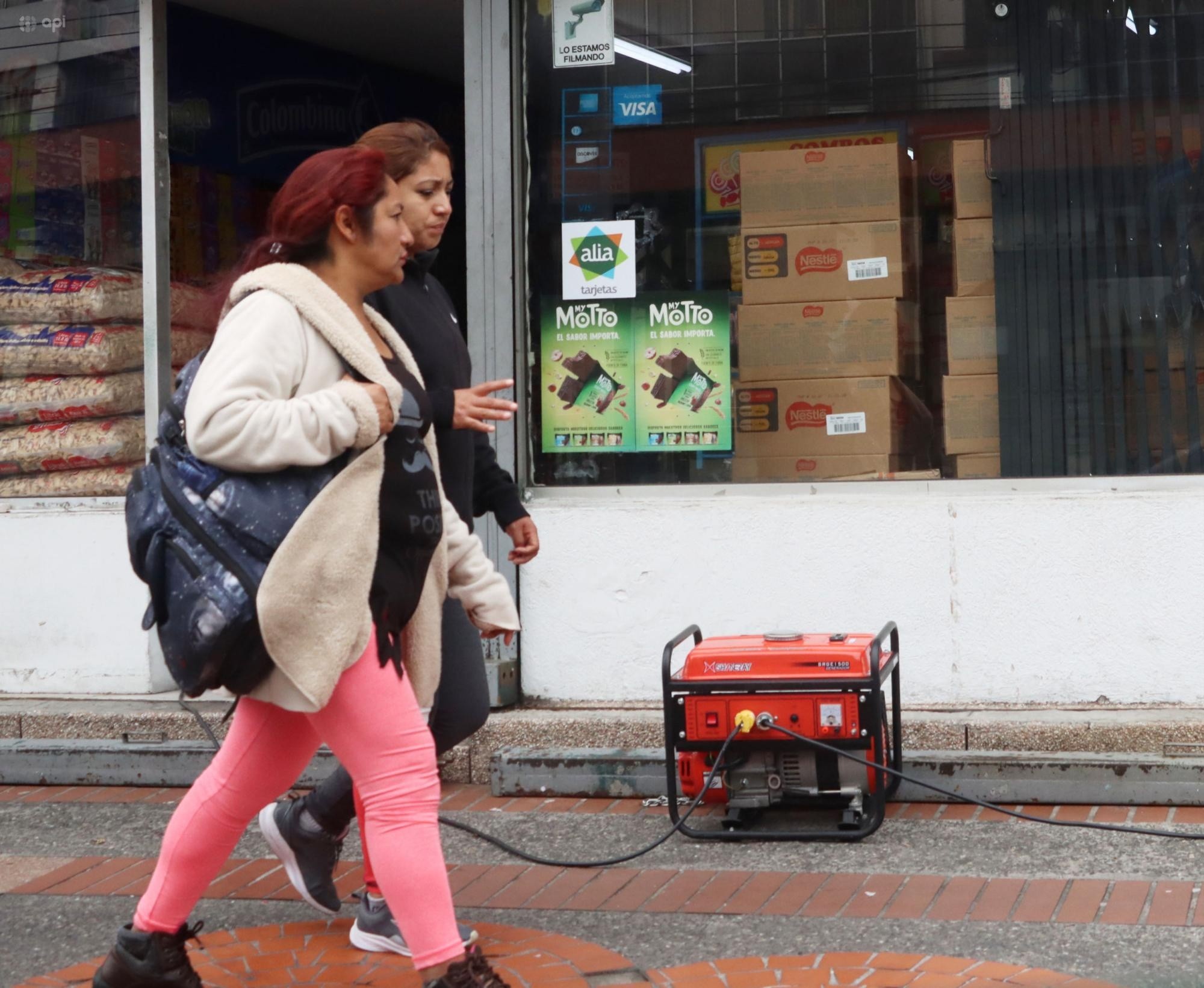 Locales comerciales usan generadores eléctricos para seguir atendiendo a los usuarios. (API)