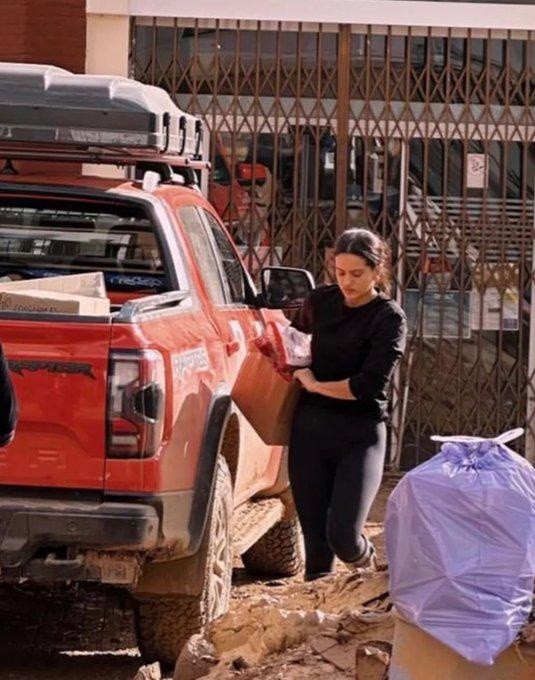 Rosalía descargando productos de primera necesidad para los afectados por la DANA. (X @MOTOMAMITOUR)